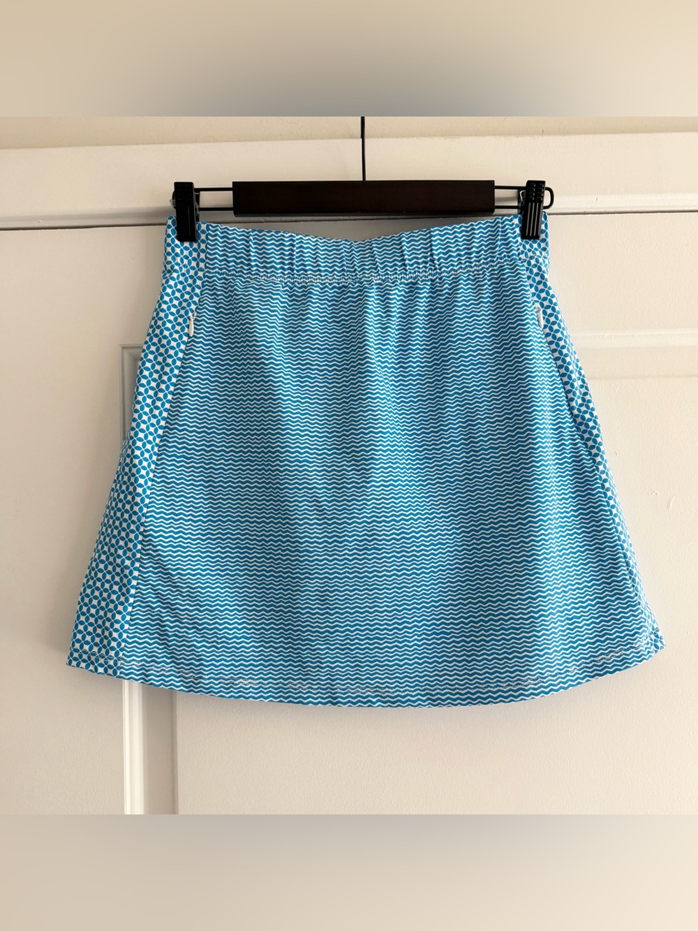 J. McLaughlin Blue& White Patterned Skort with Pockets